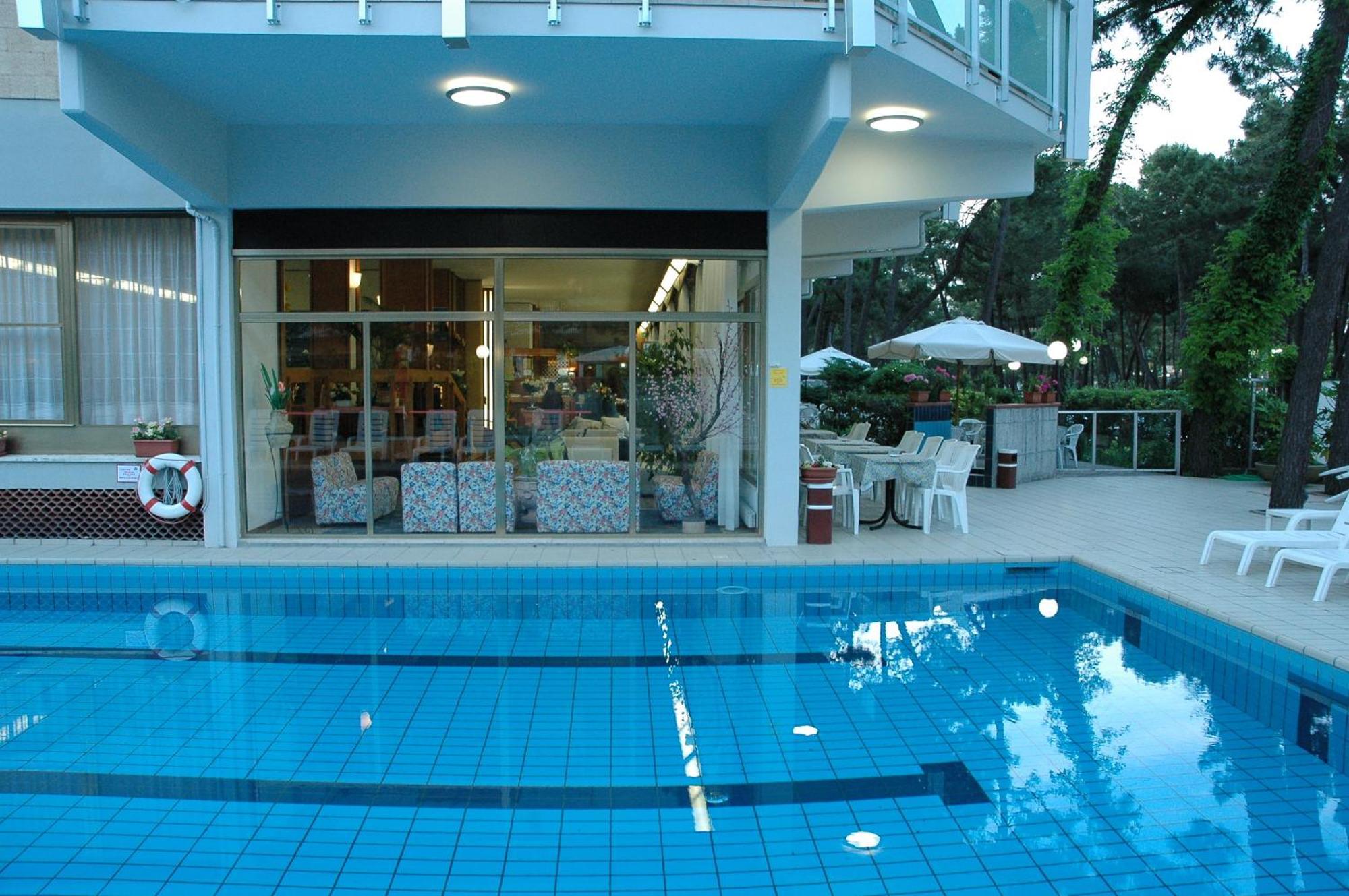 Hotel Sahara Milano Marittima Bagian luar foto