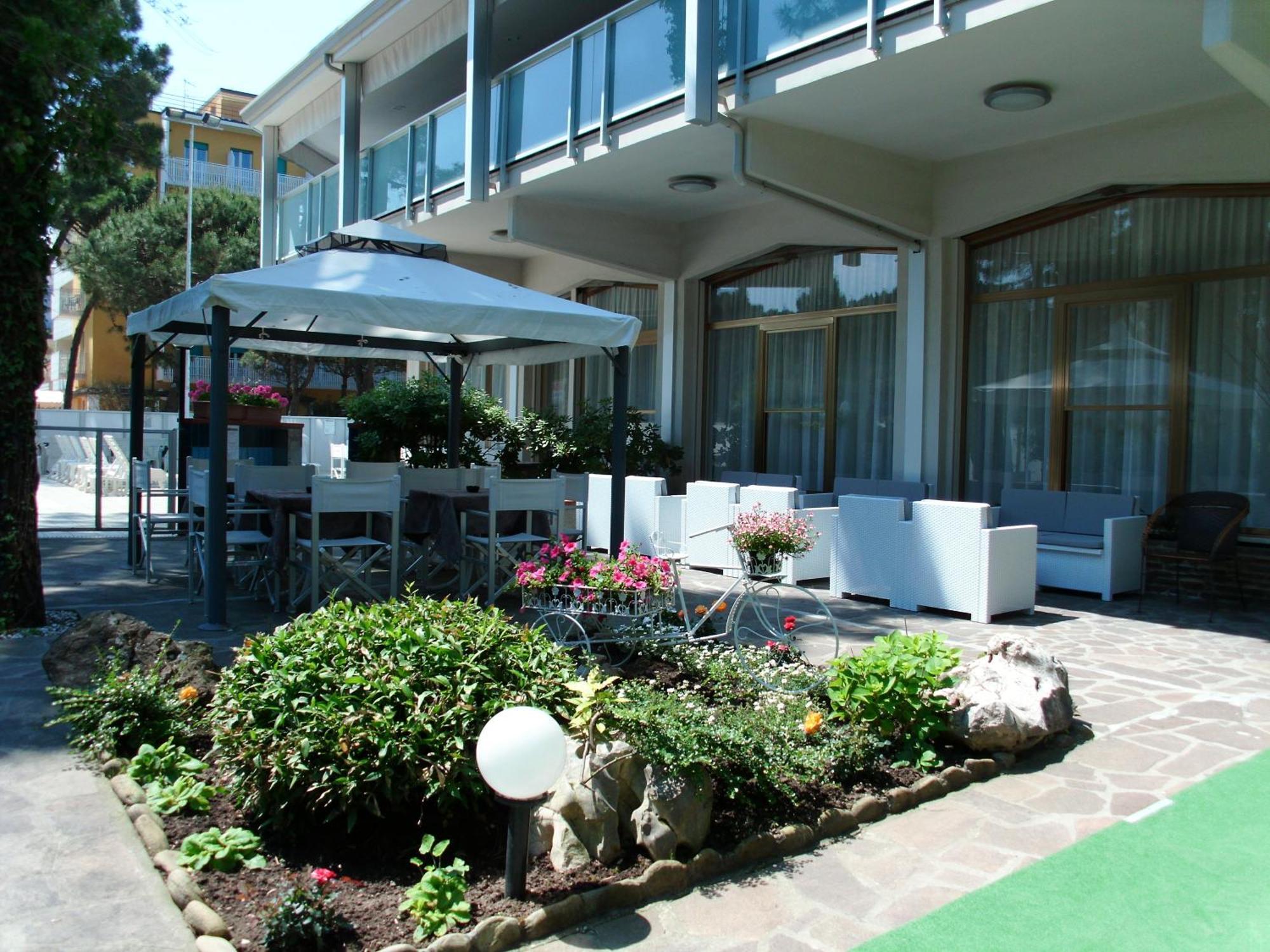 Hotel Sahara Milano Marittima Bagian luar foto