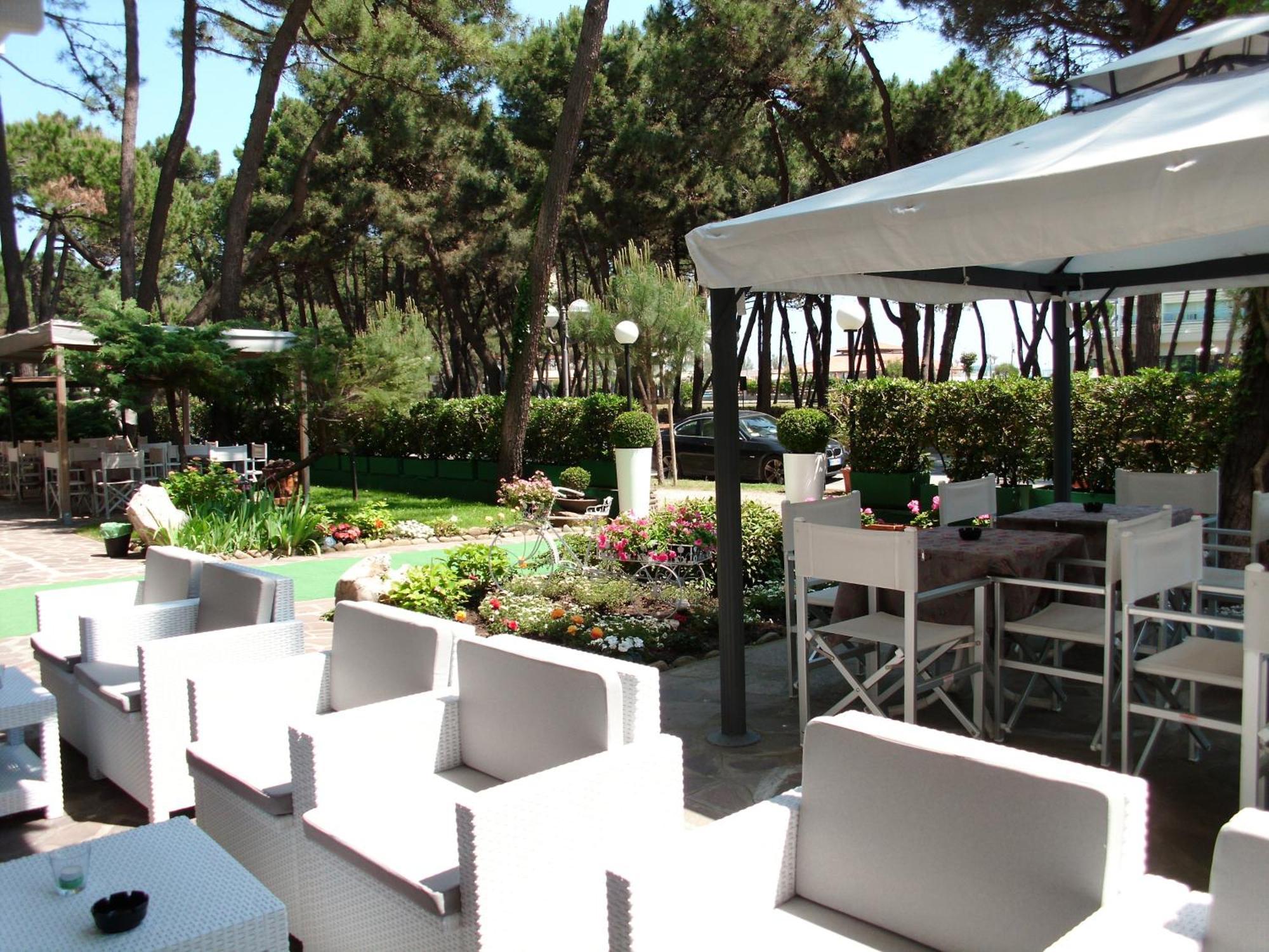 Hotel Sahara Milano Marittima Bagian luar foto