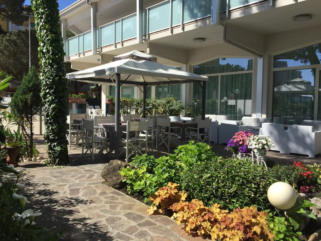 Hotel Sahara Milano Marittima Bagian luar foto
