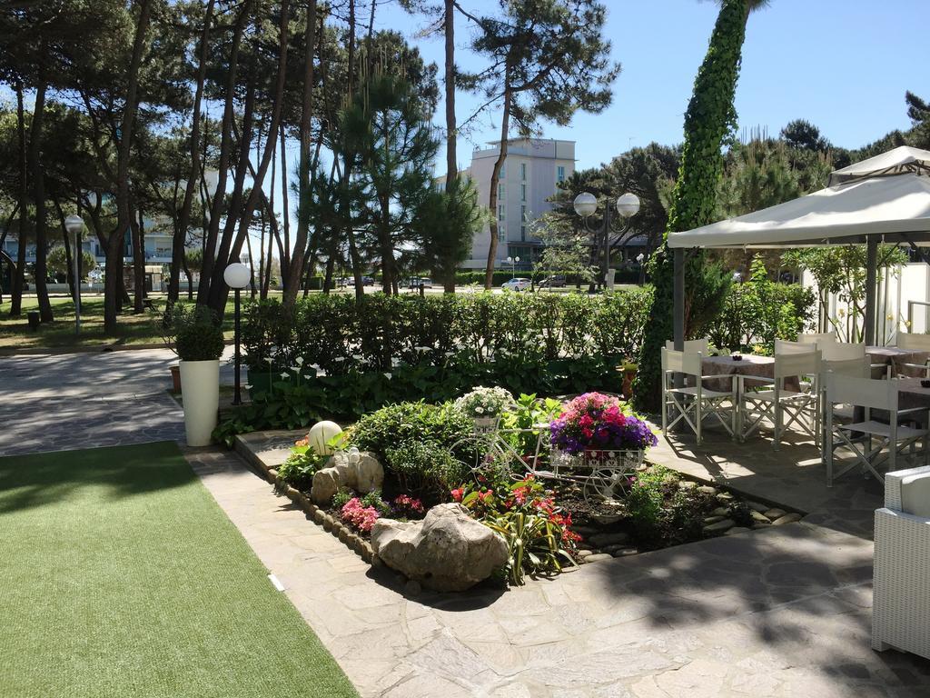 Hotel Sahara Milano Marittima Bagian luar foto