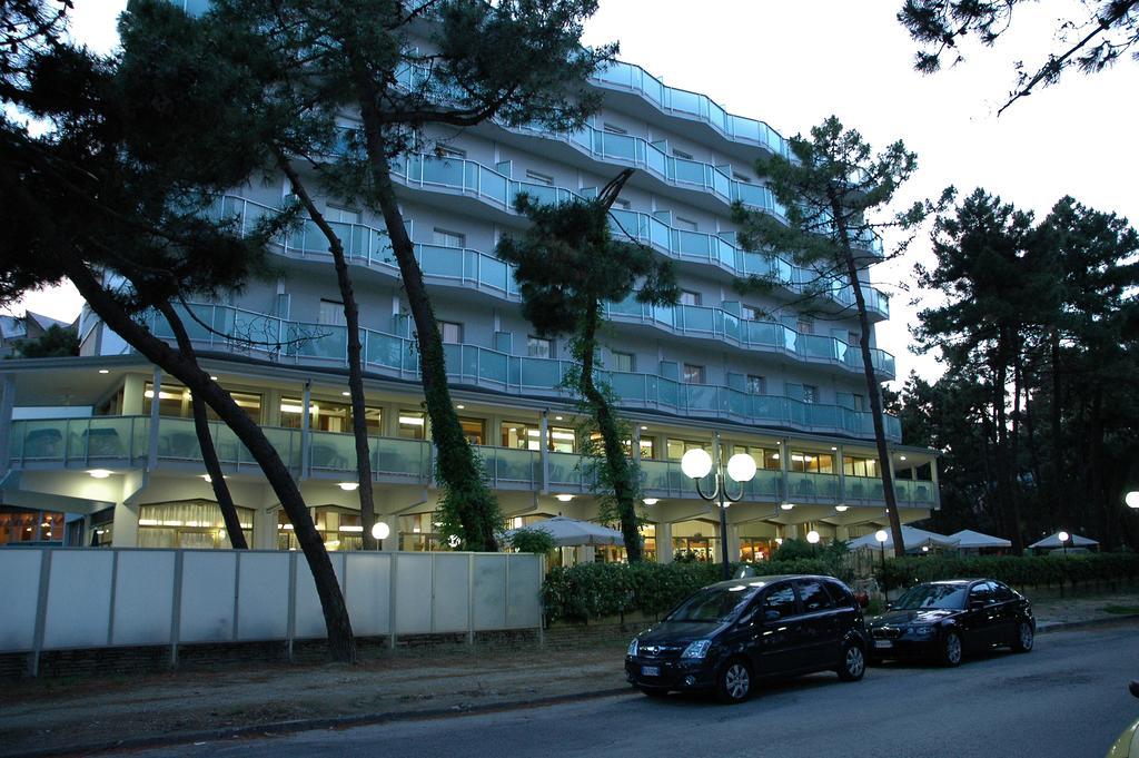 Hotel Sahara Milano Marittima Bagian luar foto