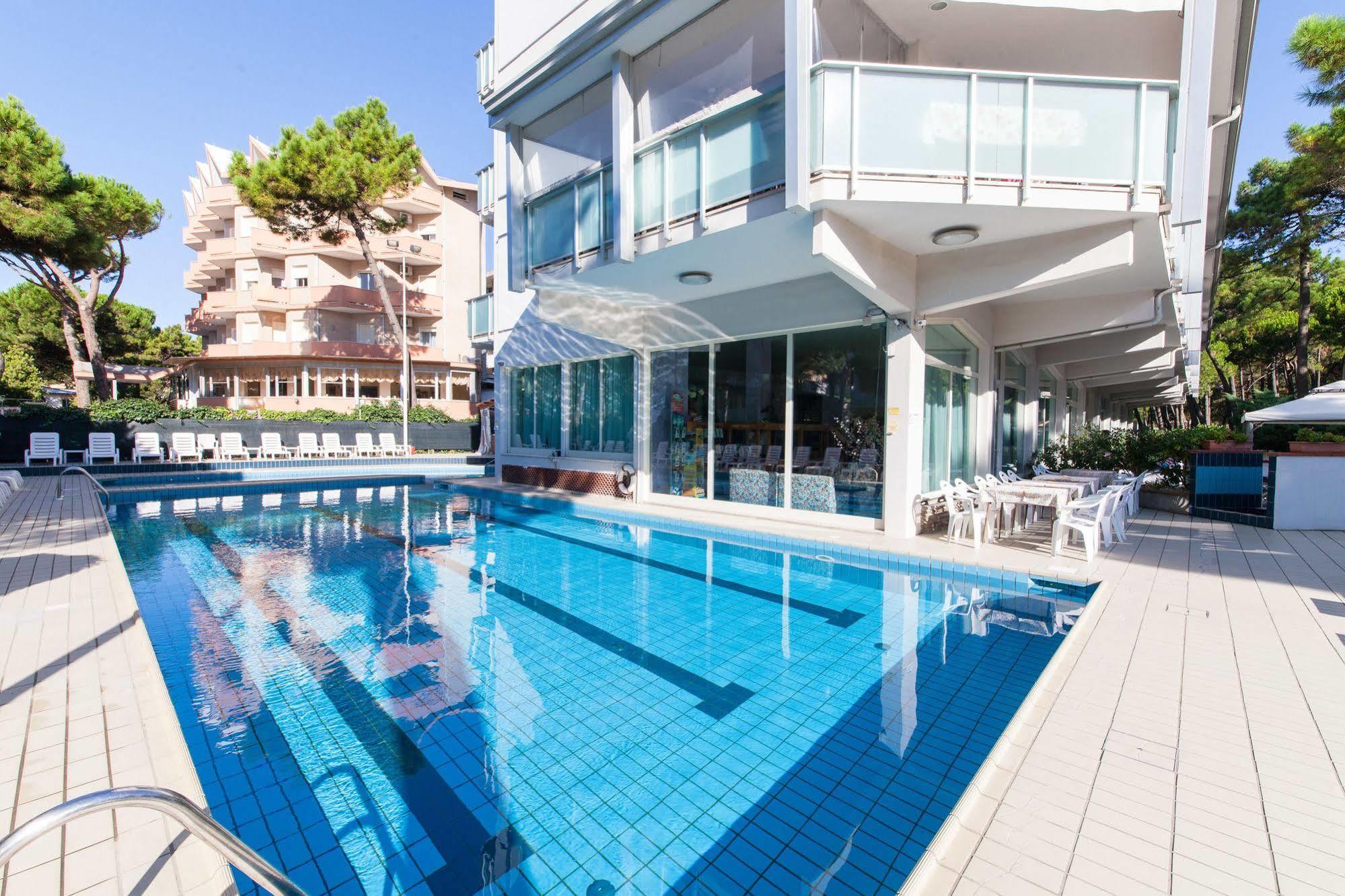 Hotel Sahara Milano Marittima Bagian luar foto
