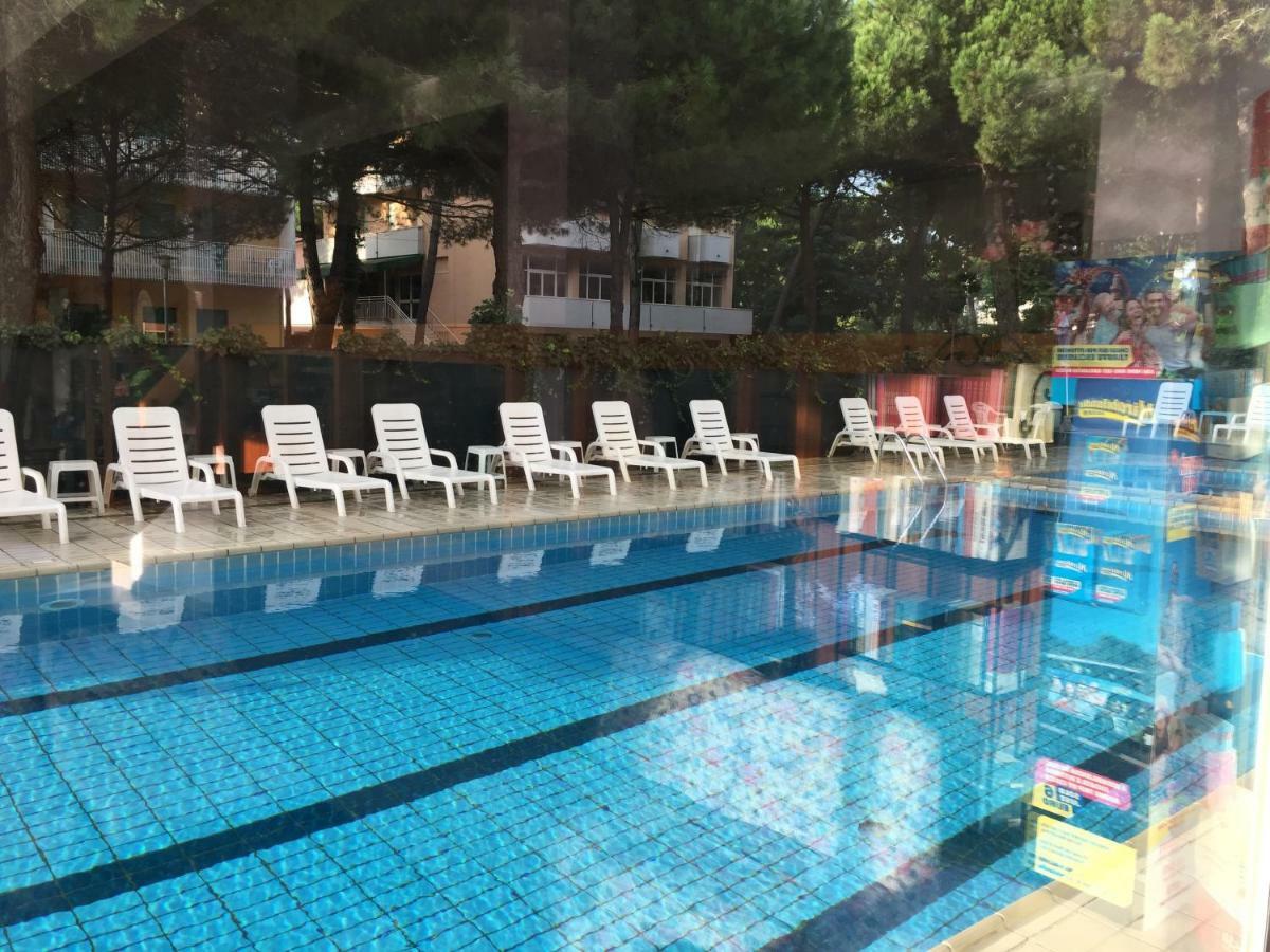 Hotel Sahara Milano Marittima Bagian luar foto