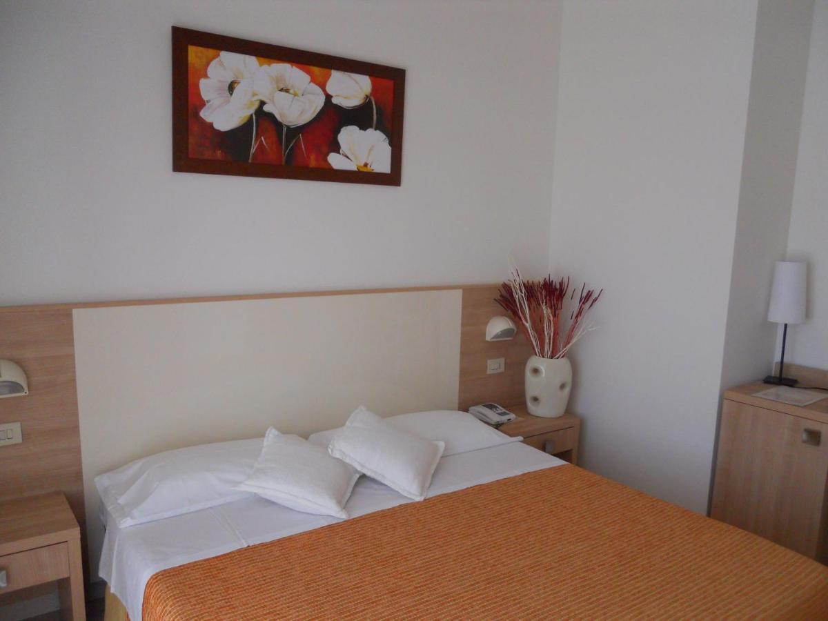 Hotel Sahara Milano Marittima Bagian luar foto