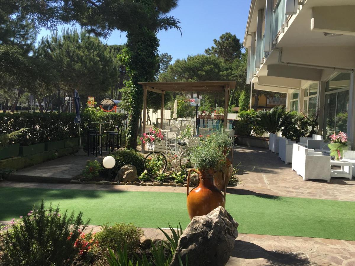 Hotel Sahara Milano Marittima Bagian luar foto