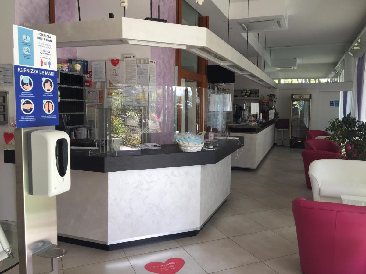 Hotel Sahara Milano Marittima Bagian luar foto