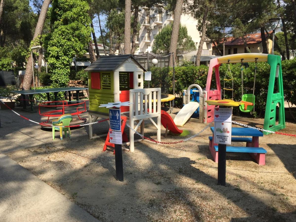 Hotel Sahara Milano Marittima Bagian luar foto